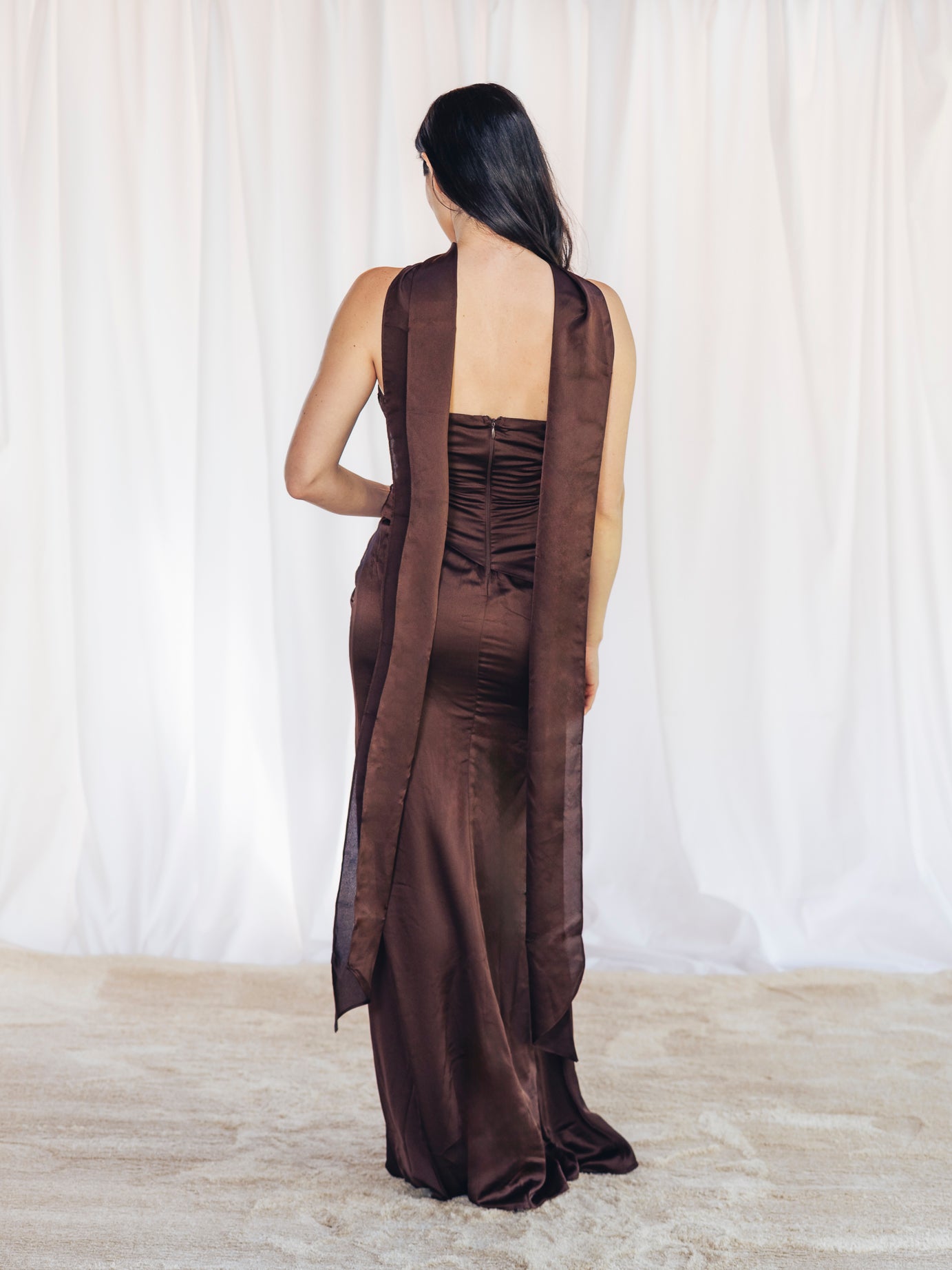 VESTIDO LARGO CUERPO MARRÓN CHOCOLATE