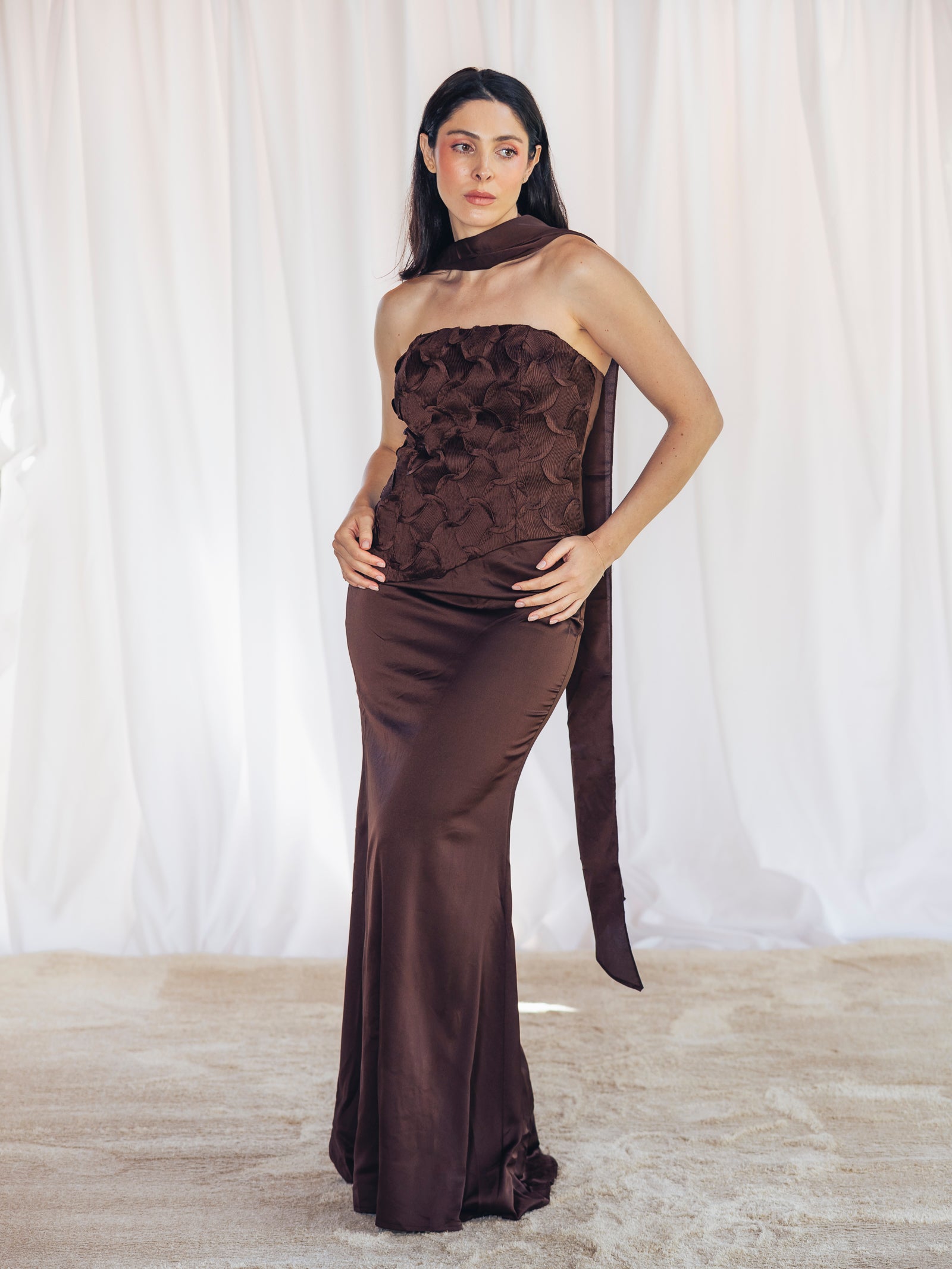 VESTIDO LARGO CUERPO MARRÓN CHOCOLATE