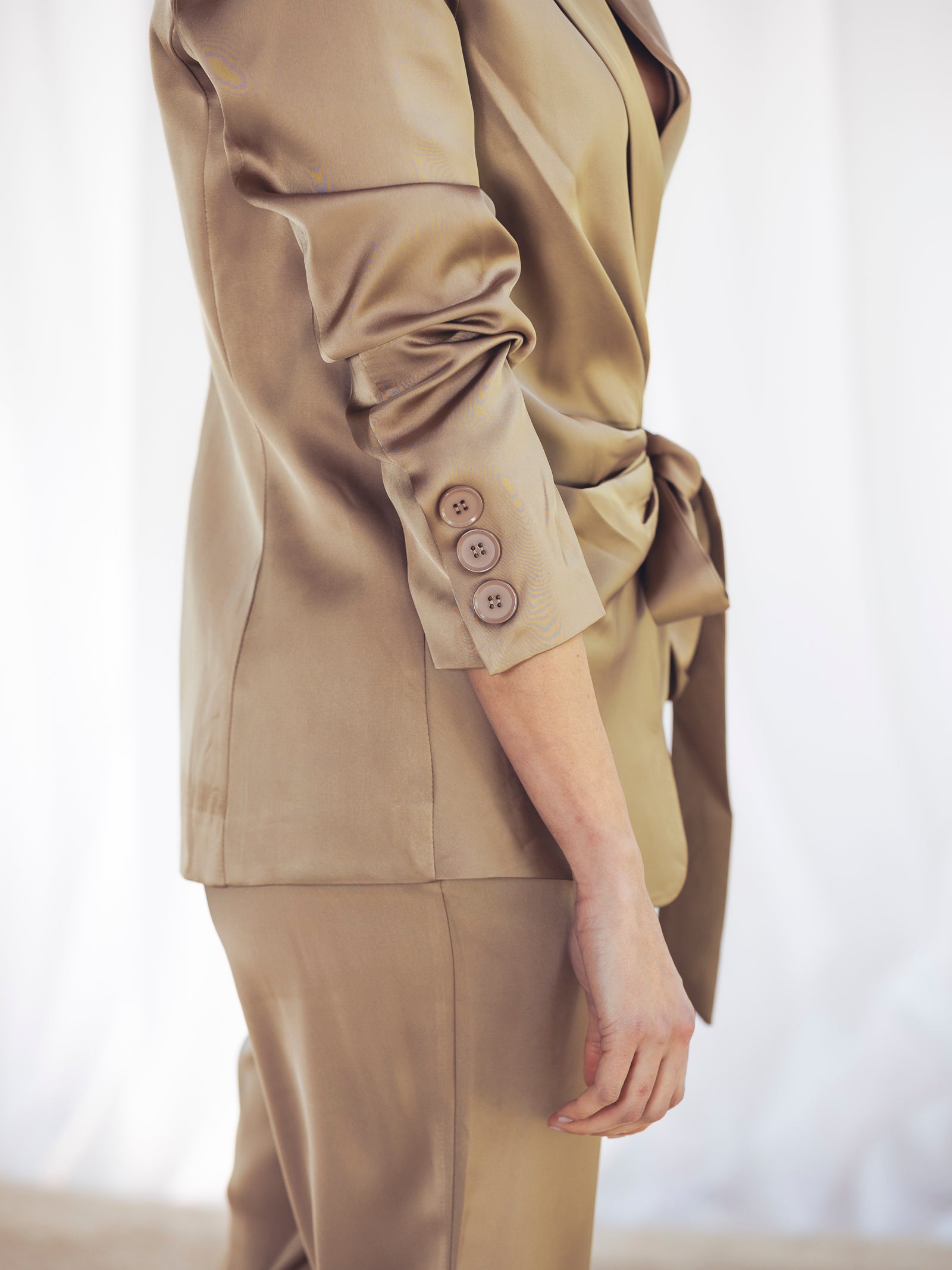 TRAJE SATINADO CHAMPAGNE