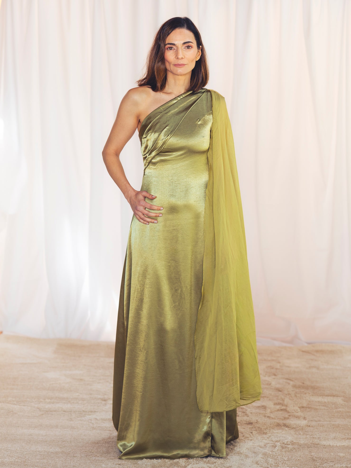 VESTIDO LARGO SATINADO VERDE OLIVA