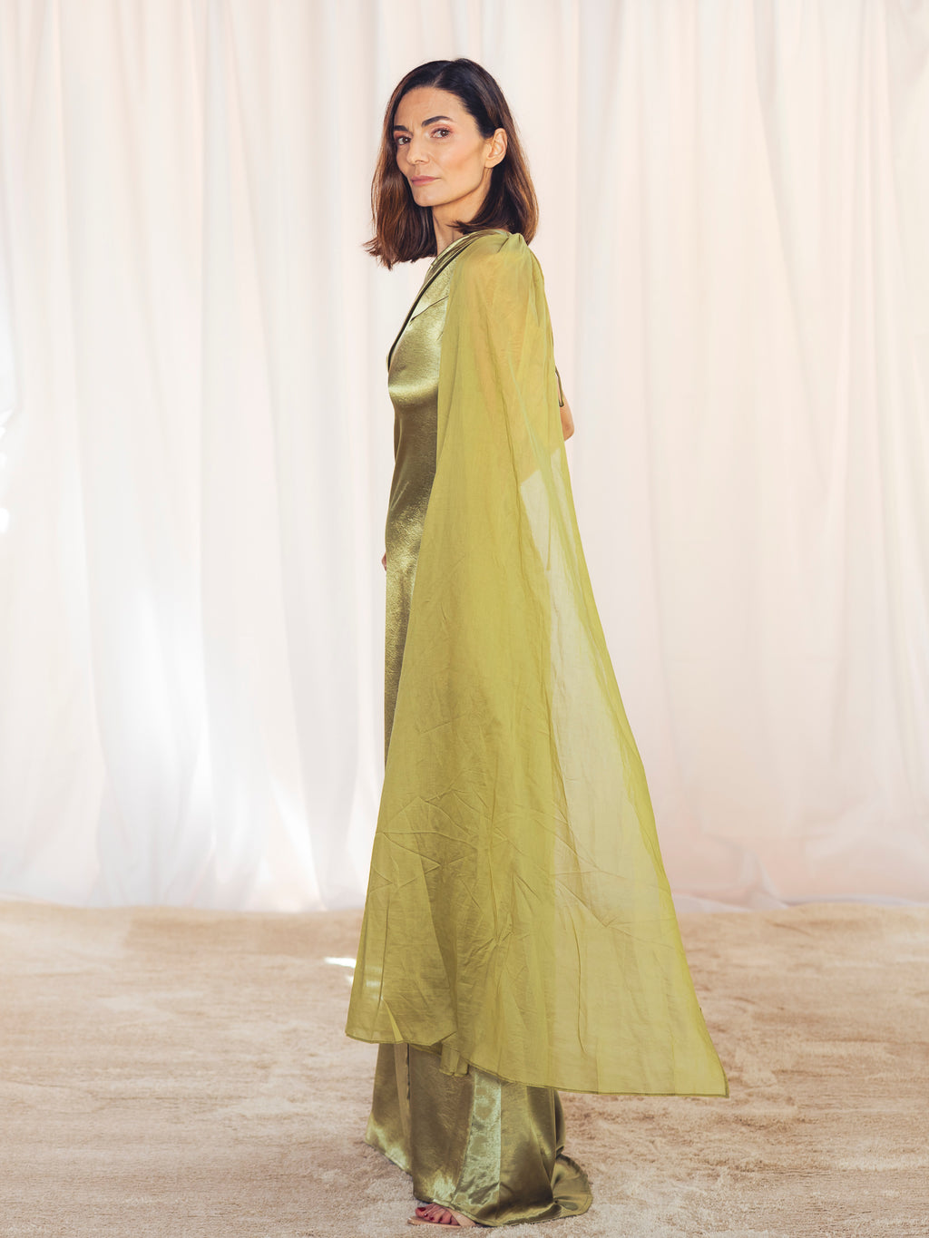 VESTIDO LARGO SATINADO VERDE OLIVA