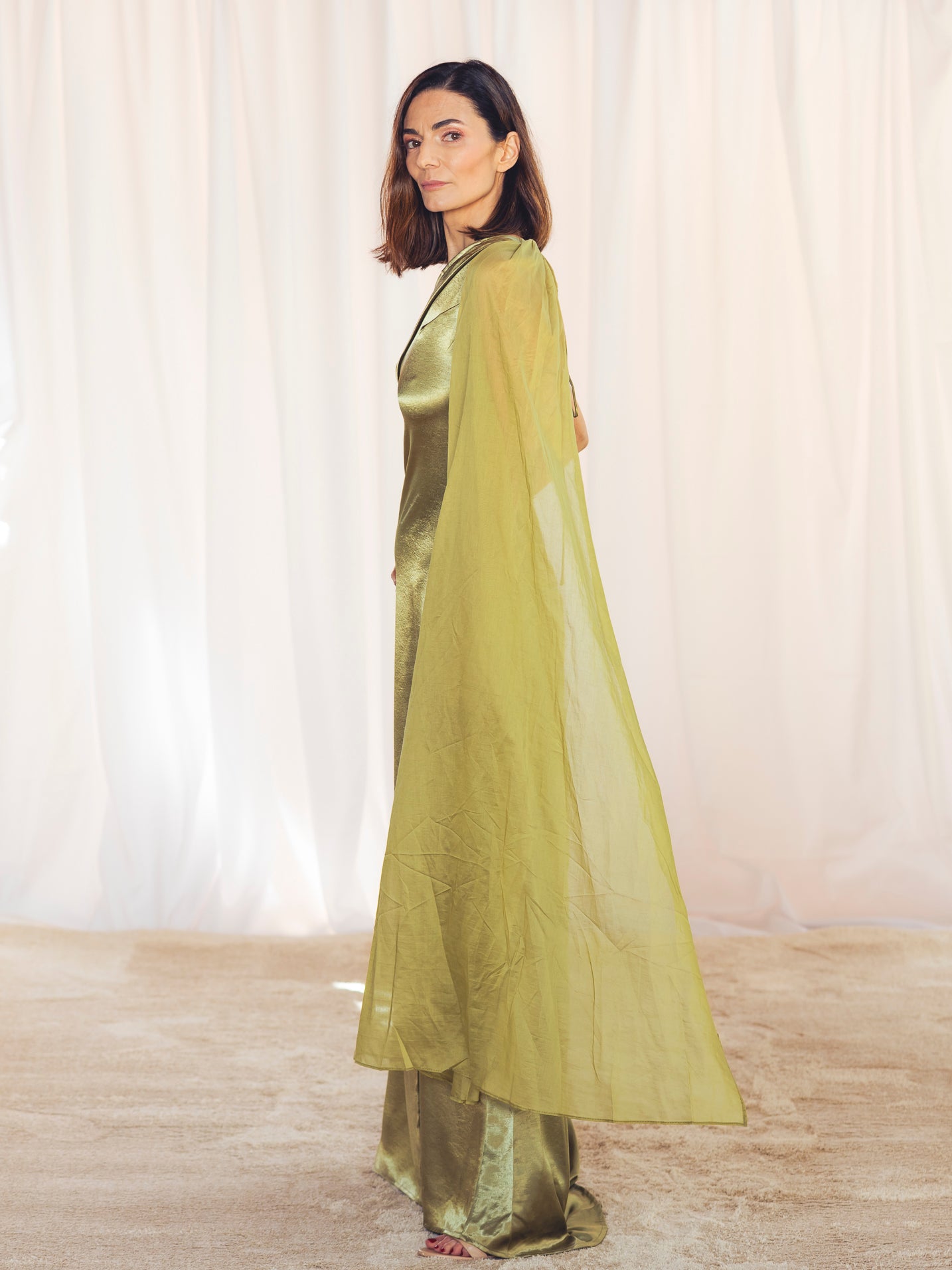 VESTIDO LARGO SATINADO VERDE OLIVA