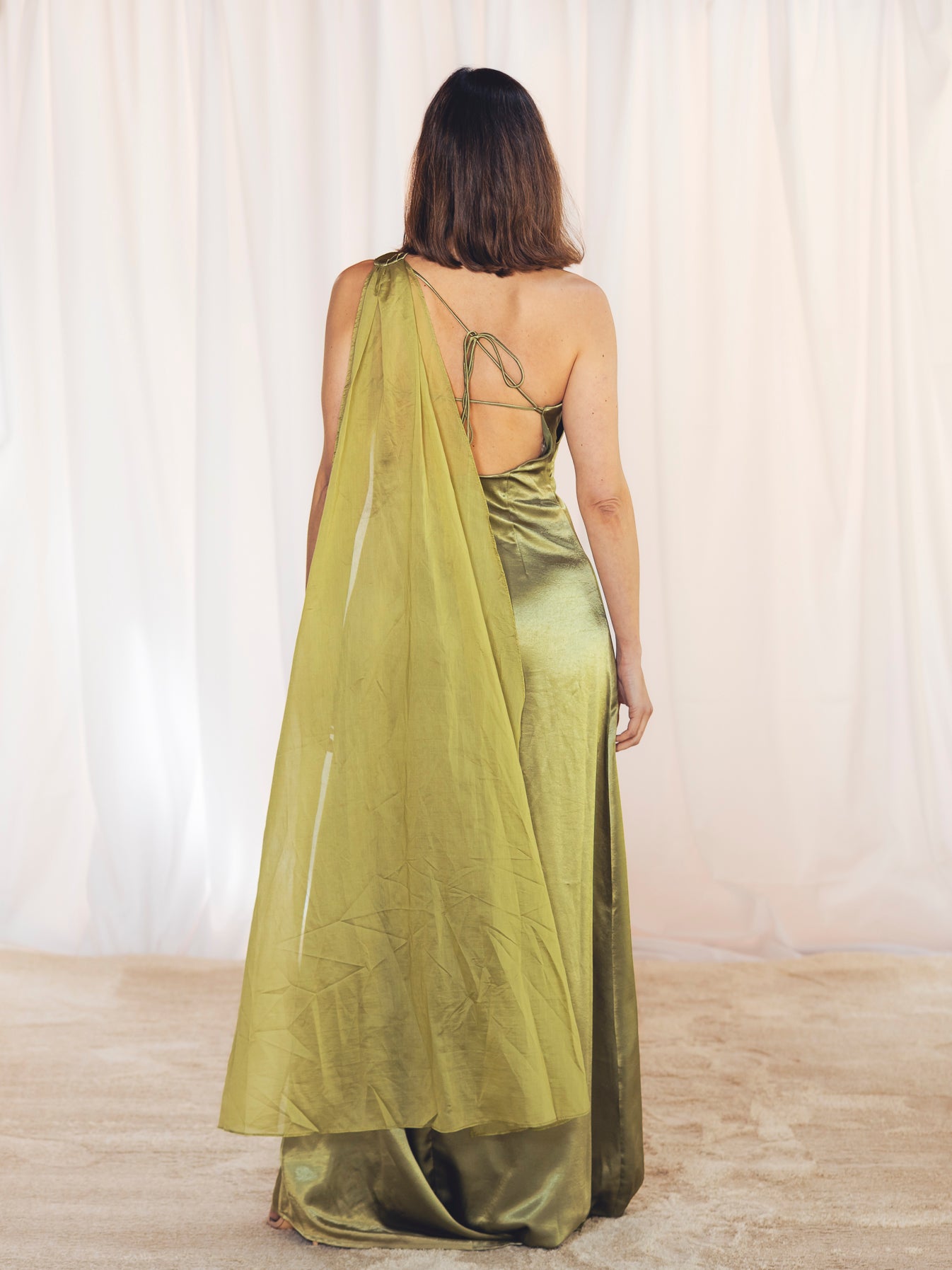 VESTIDO LARGO SATINADO VERDE OLIVA