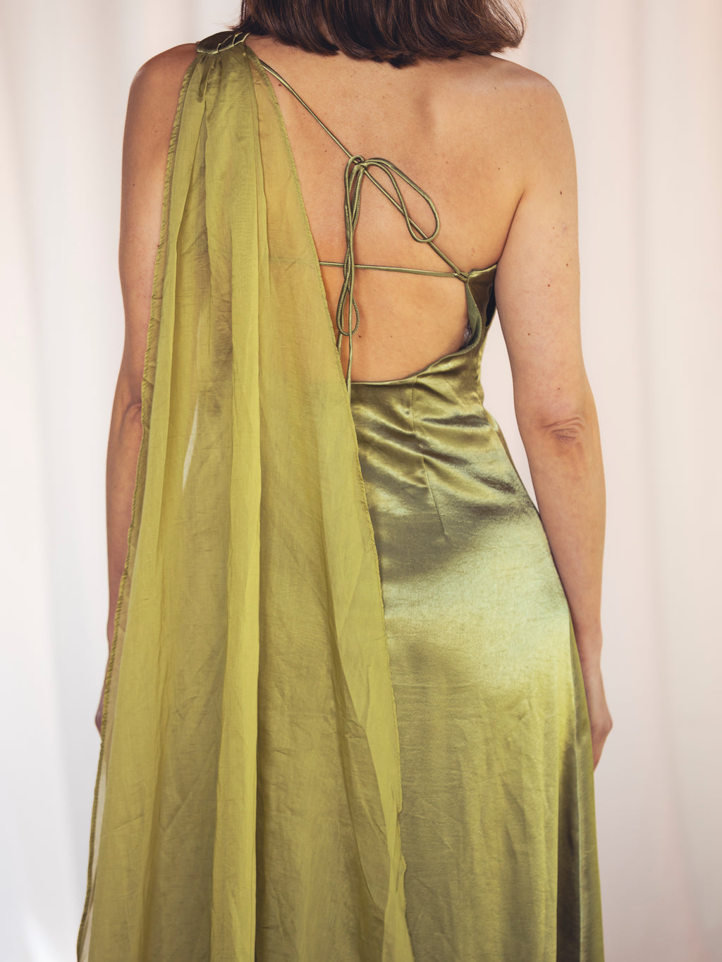 VESTIDO LARGO SATINADO VERDE OLIVA