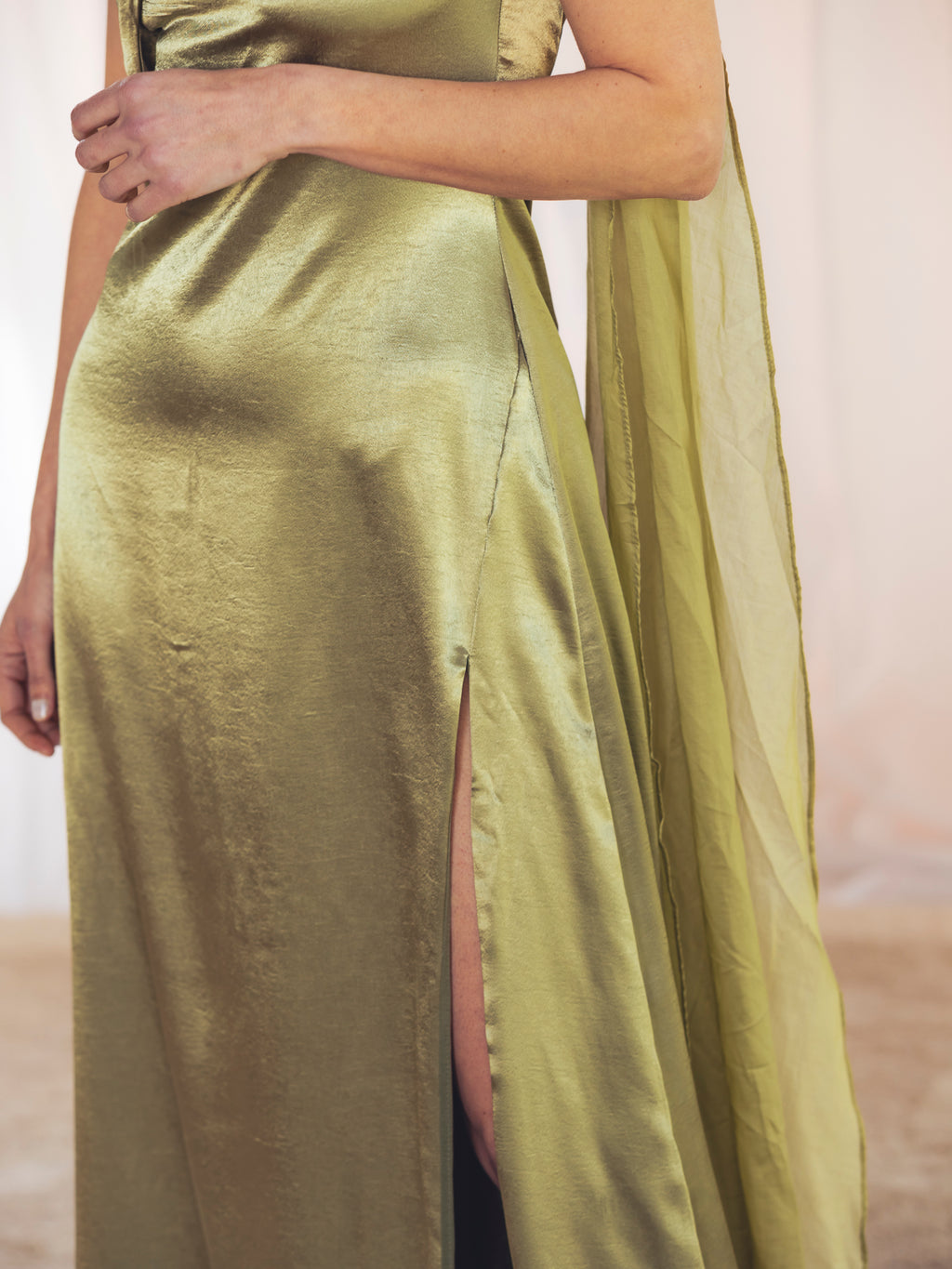 VESTIDO LARGO SATINADO VERDE OLIVA