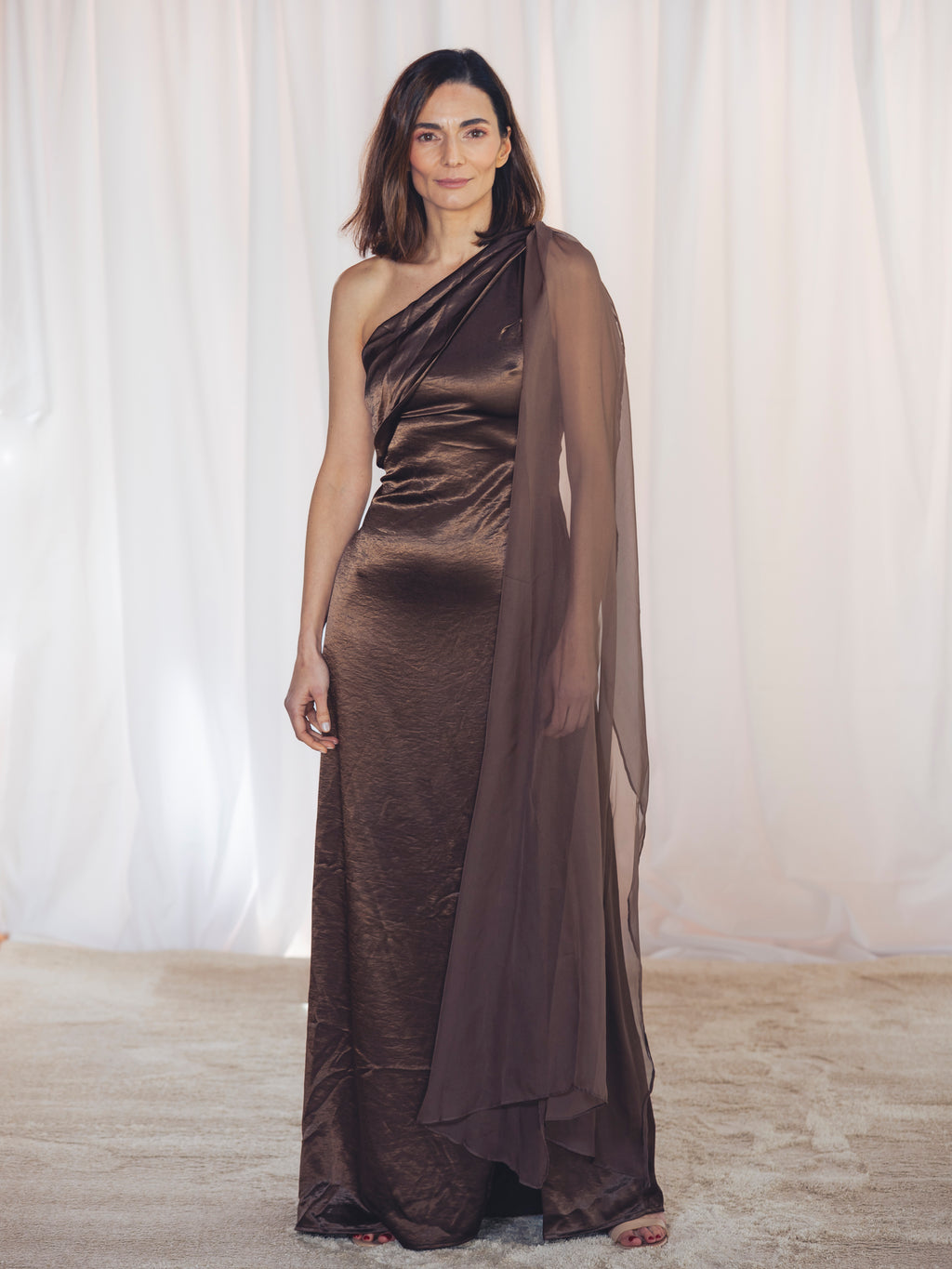 VESTIDO LARGO SATINADO MARRÓN CHOCOLATE