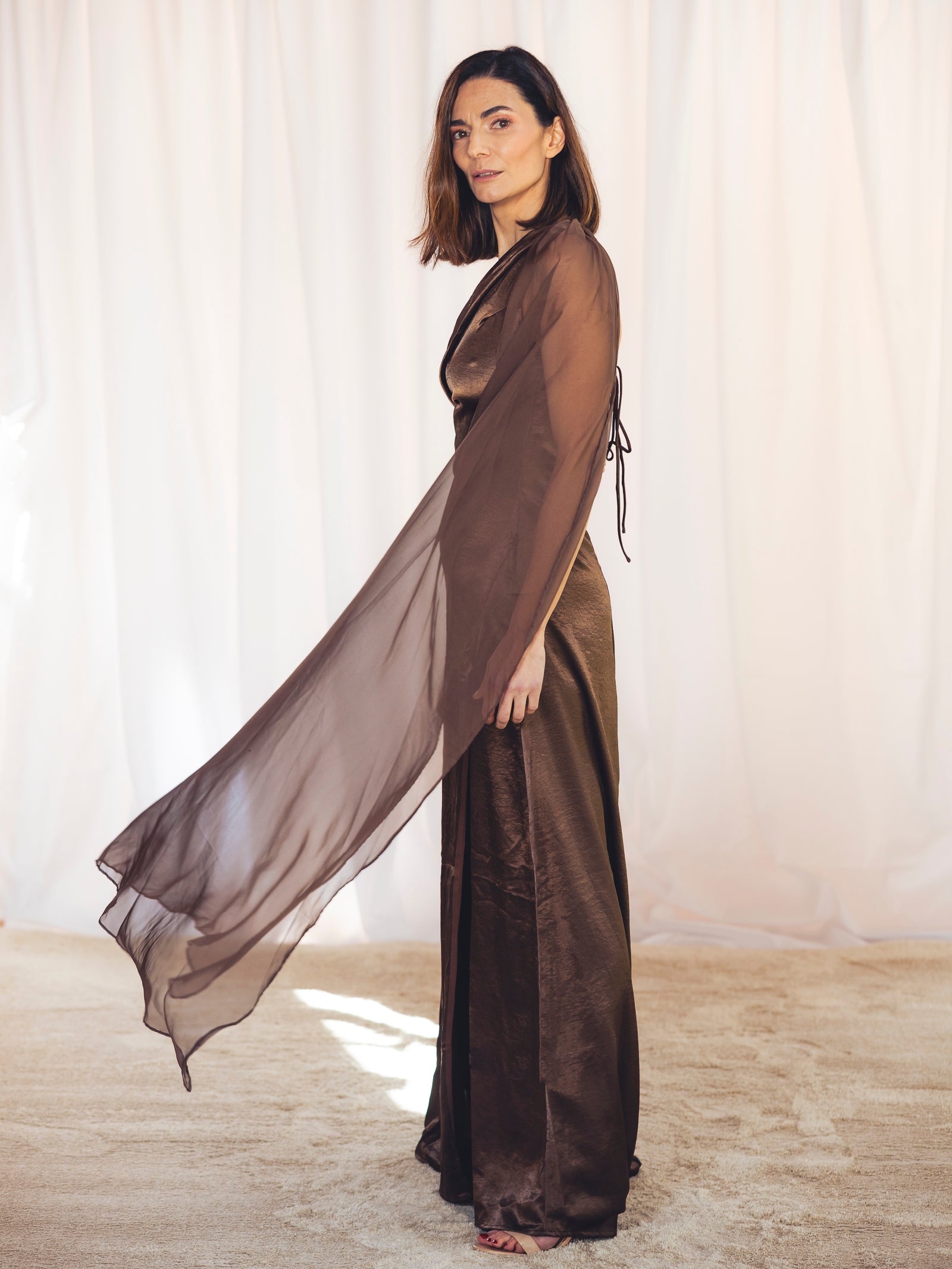 VESTIDO LARGO SATINADO MARRÓN CHOCOLATE