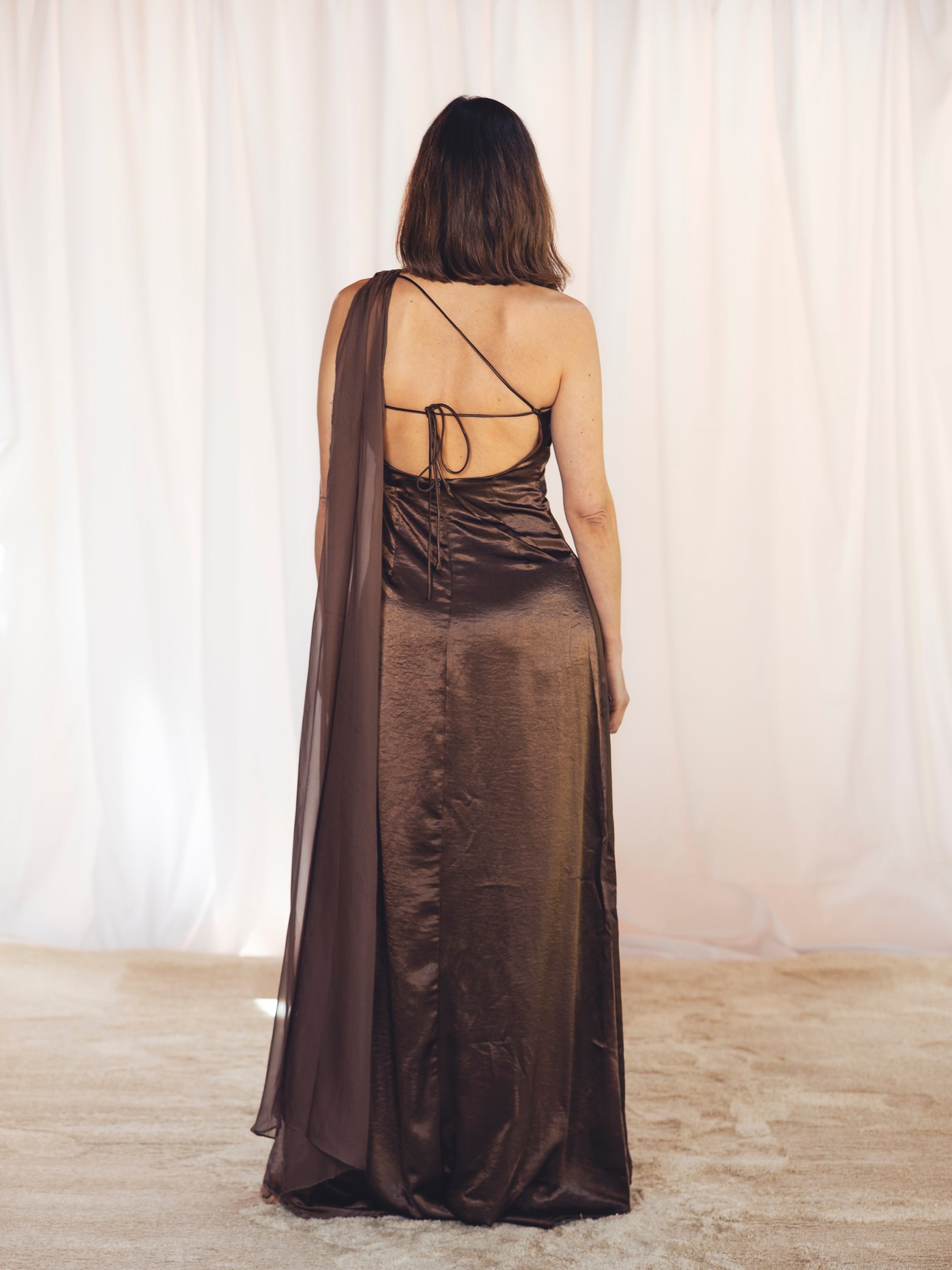 VESTIDO LARGO SATINADO MARRÓN CHOCOLATE