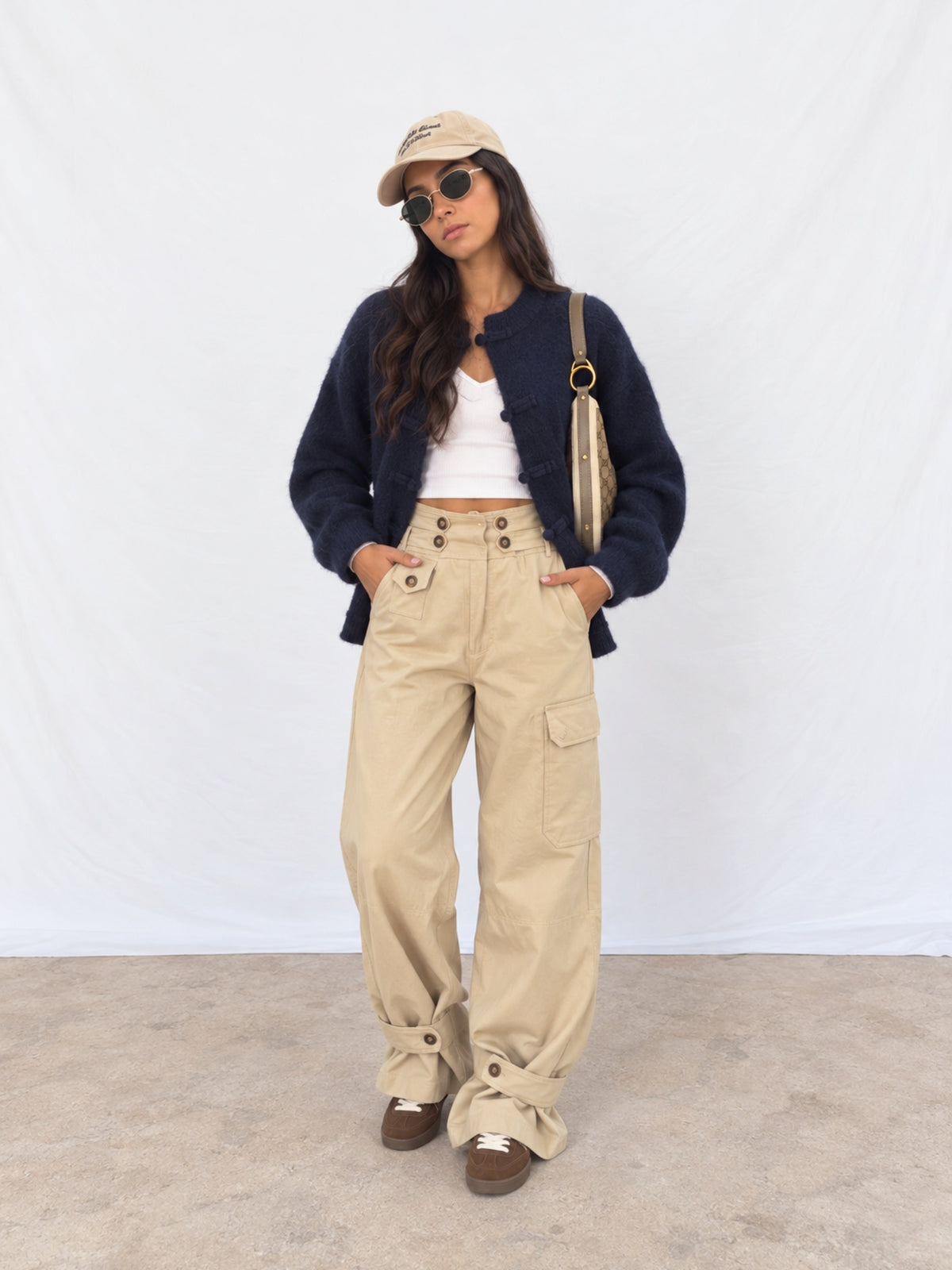 PANTALÓN CARGO BEIGE CON TRABILLA AJUSTABLE